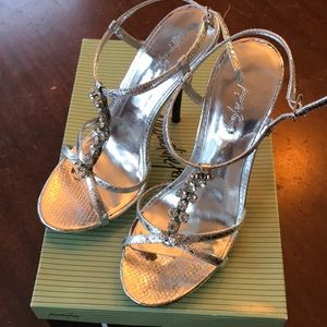 Jacqueline Ferrar fancy silver heels